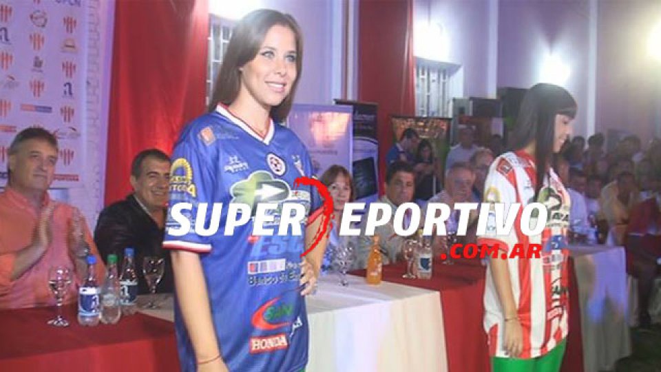 Las modelos muestran los flamantes diseños del Gato.