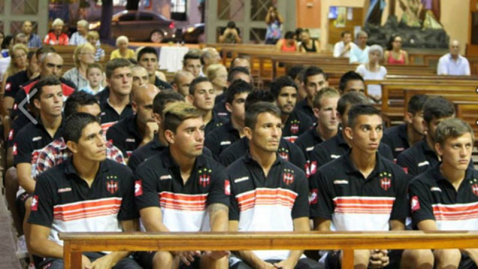 El plantel participó de la misa de bendición. (Foto: Club Patronato)