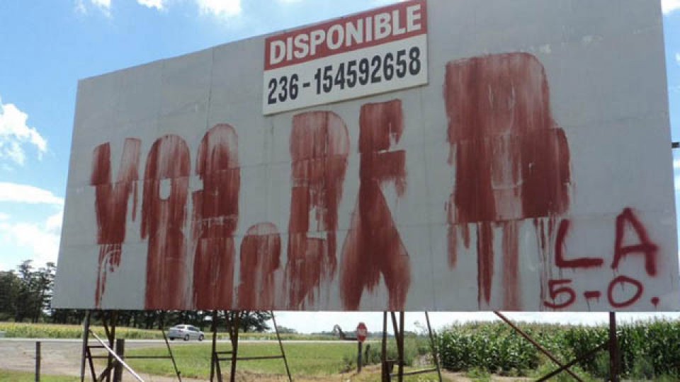 Aparecieron pintadas contra el combinado de Marcelo Gallardo.