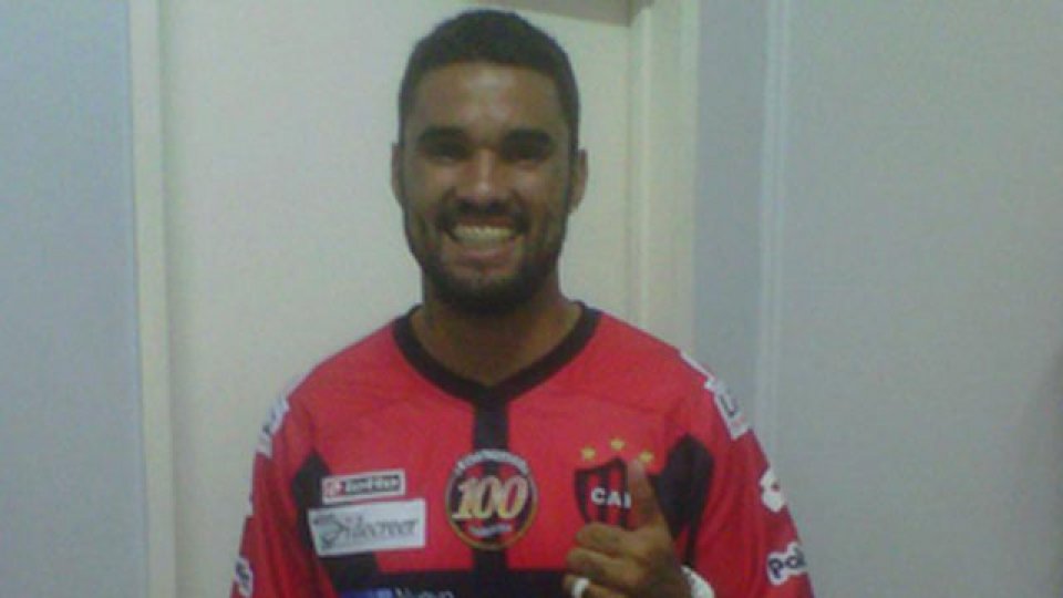 Matías Mirabaje, tras firmar el contrato. (Foto: Prensa Patronato)