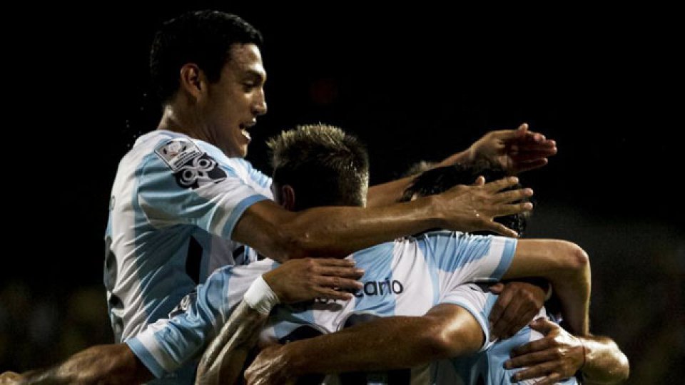 Racing ganó 5 a 0 gracias a sus líderes, Bou y Milito.