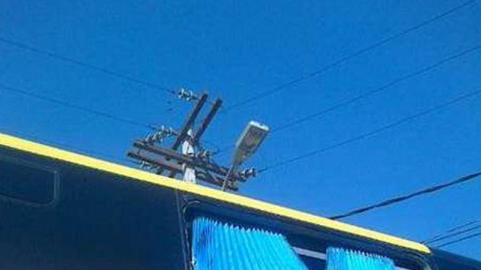 Así quedó el micro de Boca luego de los piedrazos.