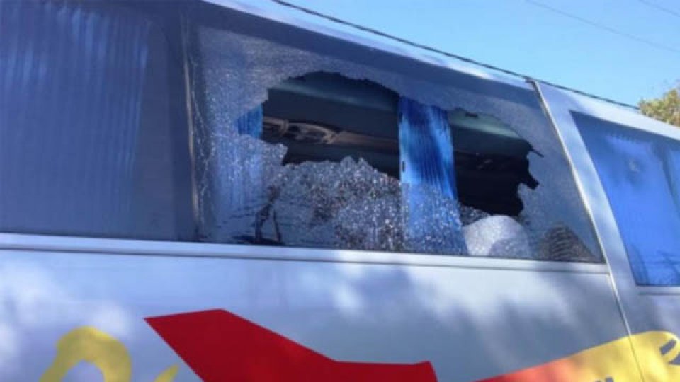 Así quedó el micro de Boca luego de los piedrazos.