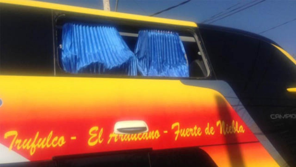 Así quedó el micro de Boca luego de los piedrazos.