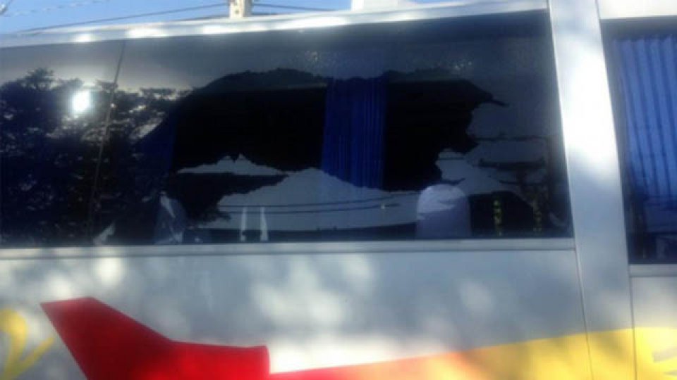 Así quedó el micro de Boca luego de los piedrazos.