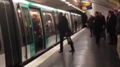 Repudiable: hinchas del Chelsea le negaron a un hombre de raza negra subir al metro