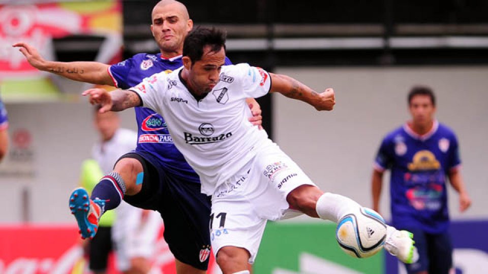 Buena presentación del Decano en Floresta.