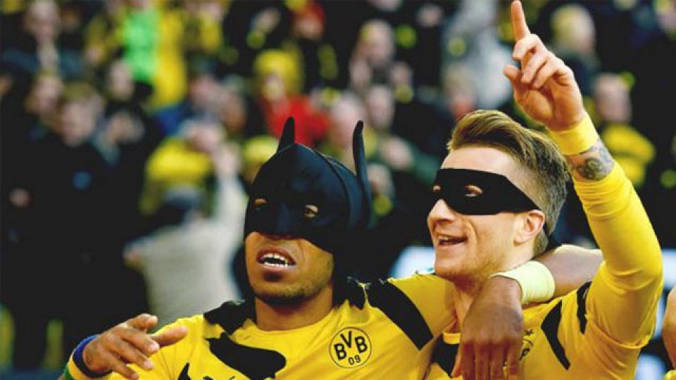 Batman Aubameyang Robin Reus festejanel triunfo del Dortmund.