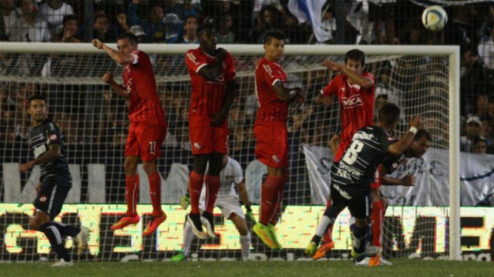 Quilmes llegó al empate con un tiro libre de Gómez.