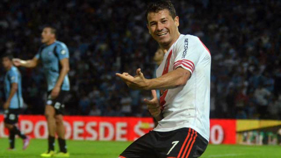 La Pulga Mora marcó los goles para la victoria de River