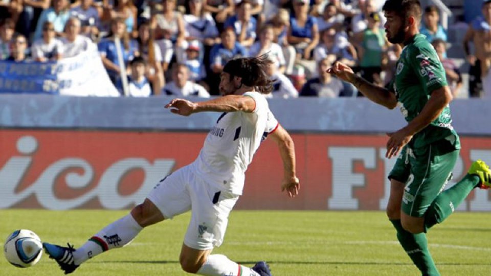 Vélez falló en área propia y desperdició en la rival.