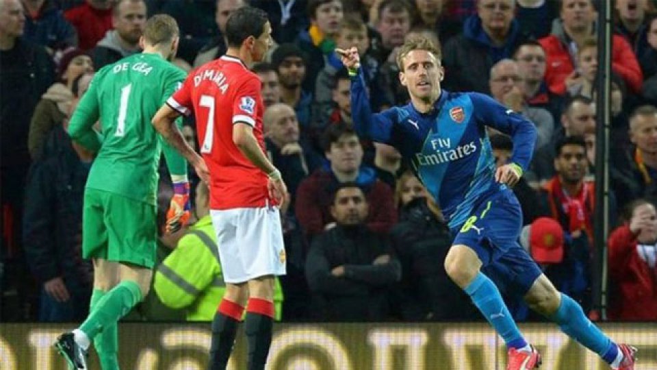 El United quedó eliminado Di María vio la roja luego de empujar al árbitro.