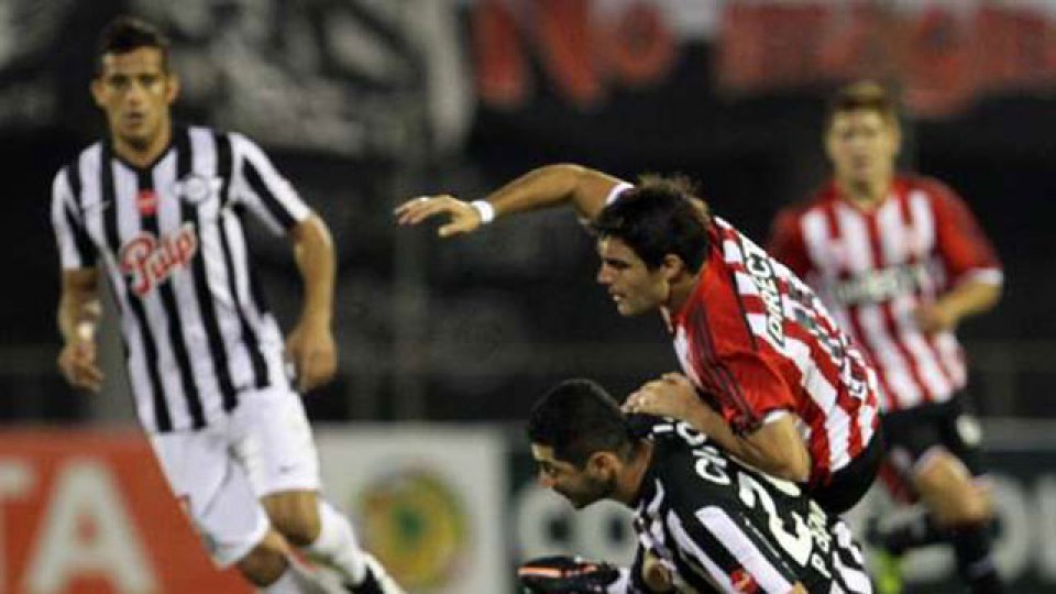 Estudiantes de La Plata dej&oacute; su invicto en Paraguay.