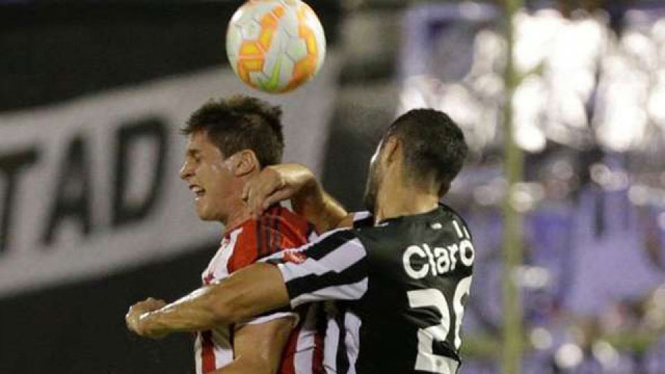 Estudiantes de La Plata dej&oacute; su invicto en Paraguay.