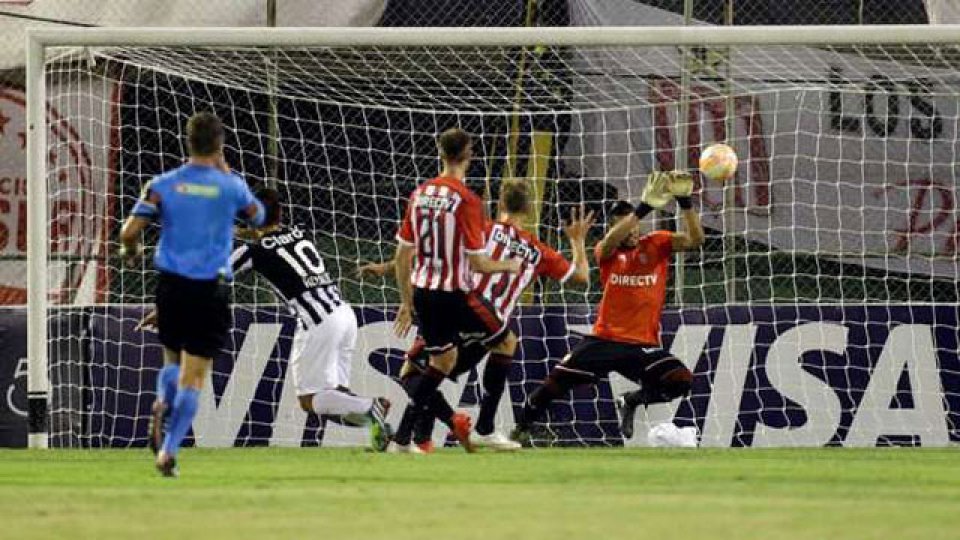 Estudiantes de La Plata dej&oacute; su invicto en Paraguay.