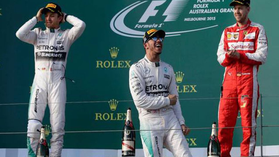 Hamilton arranca en el podio del Gran Premio de Australia.