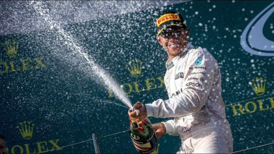 Hamilton arranca en el podio del Gran Premio de Australia.