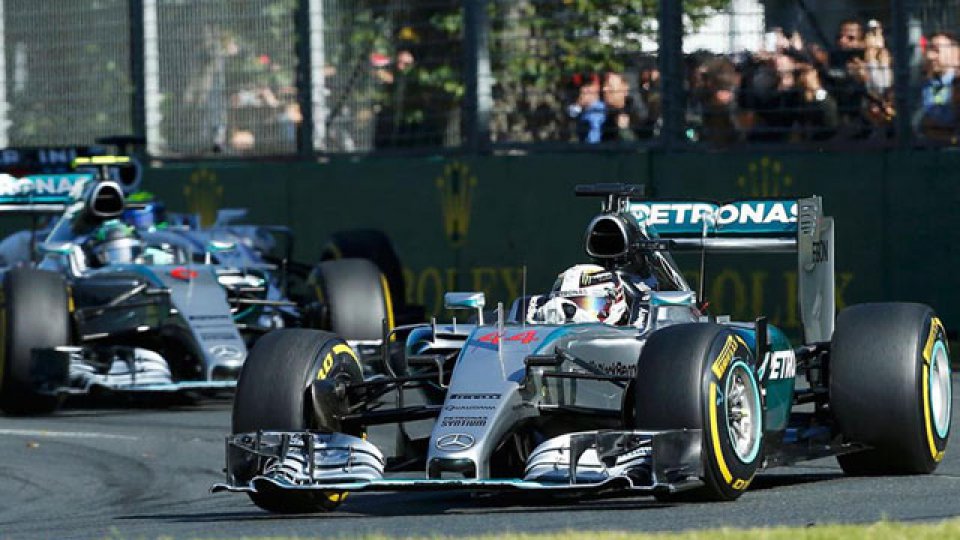 Hamilton arranca en el podio del Gran Premio de Australia.