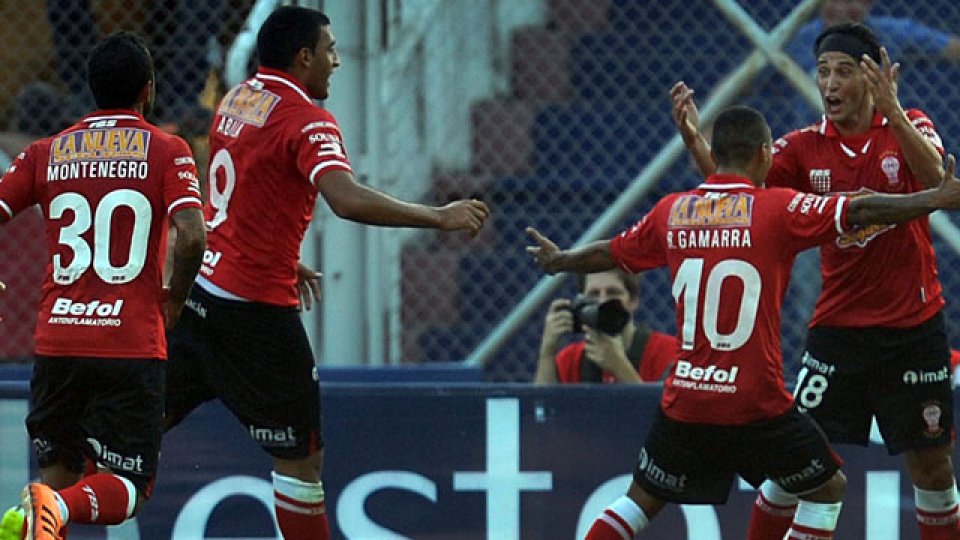 Huracán comenzó ganando pero no lo pudo mantener