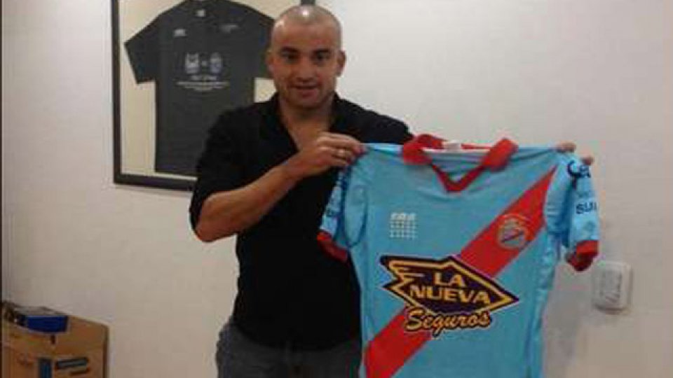 Silva posa con su la camiseta de su nueva club. Silva posa con su la camiseta de su nueva club.