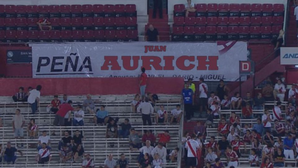 Boca salió rápido al ataque y carga a River con filosos afiches.