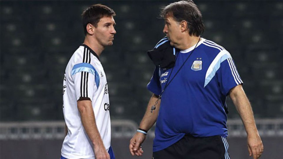 "No tenemos resuelto si estará Messi, pero no lo veo factible", indicó el Tata.