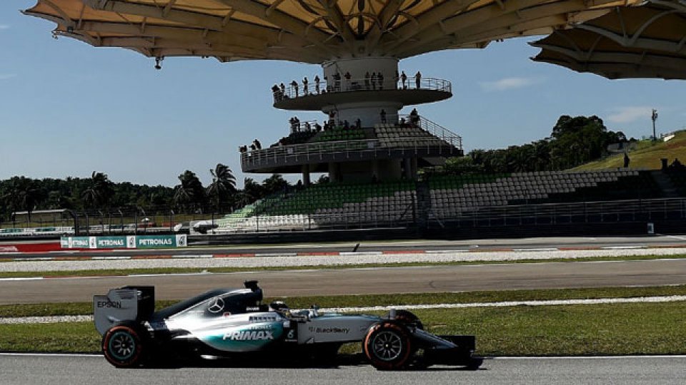 Hamilton marc&oacute; el mejor tiempo de la clasificaci&oacute;n en Malasia.