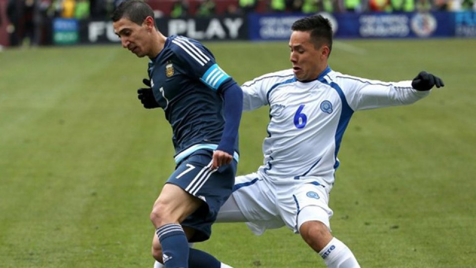 Di María lleva la cinta de capitán ante la ausencia de Messi.