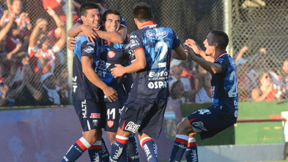 El Tatengue superó por 1-0 a Vélez en Santa Fe.