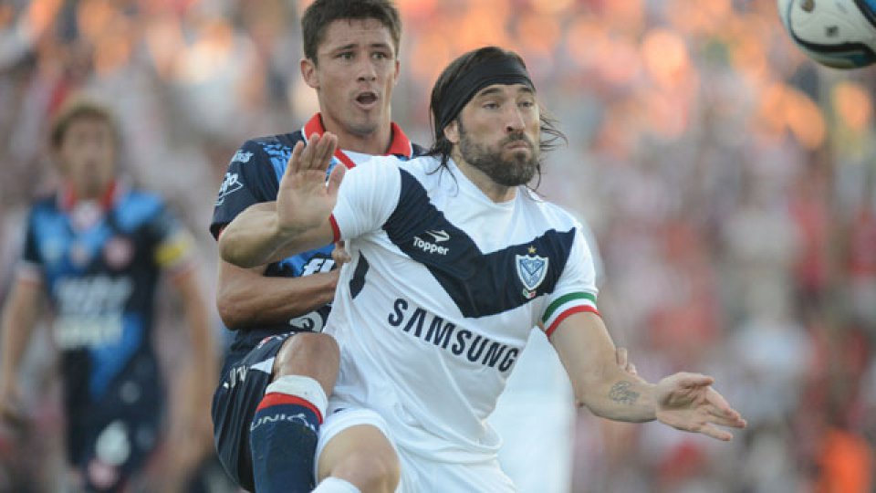 El Tatengue superó por 1-0 a Vélez en Santa Fe.