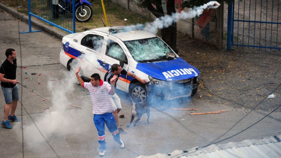 Así fue el cruce entre barras de Arsenal durante el partido.