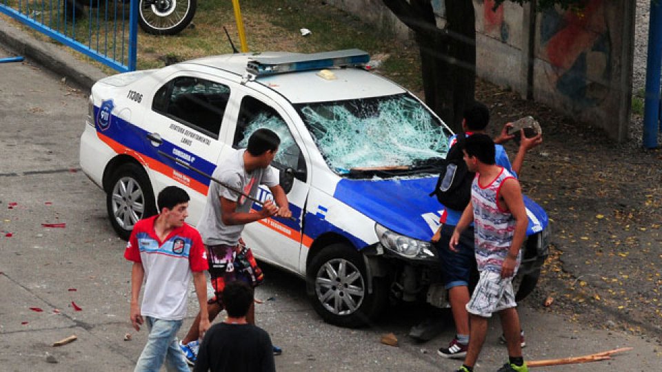 Así fue el cruce entre barras de Arsenal durante el partido.