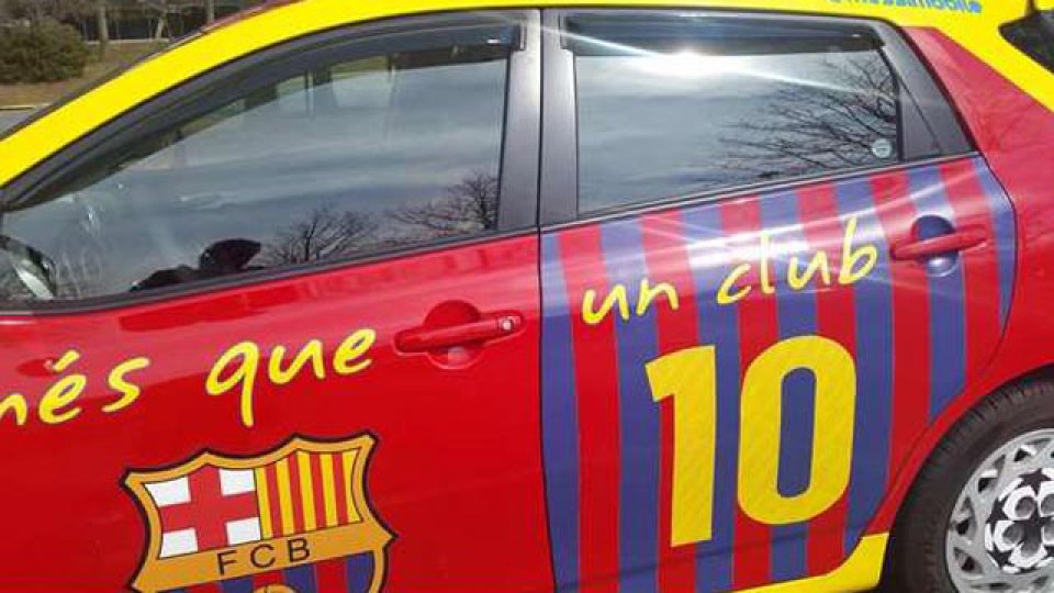 El auto en homenaje a la Pulga en las calles de New Jersey.