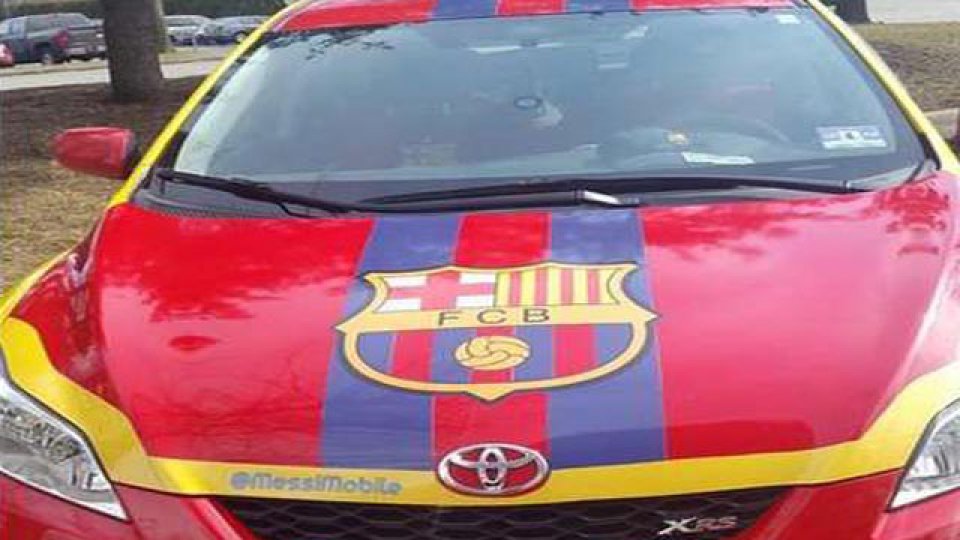 El auto en homenaje a la Pulga en las calles de New Jersey.