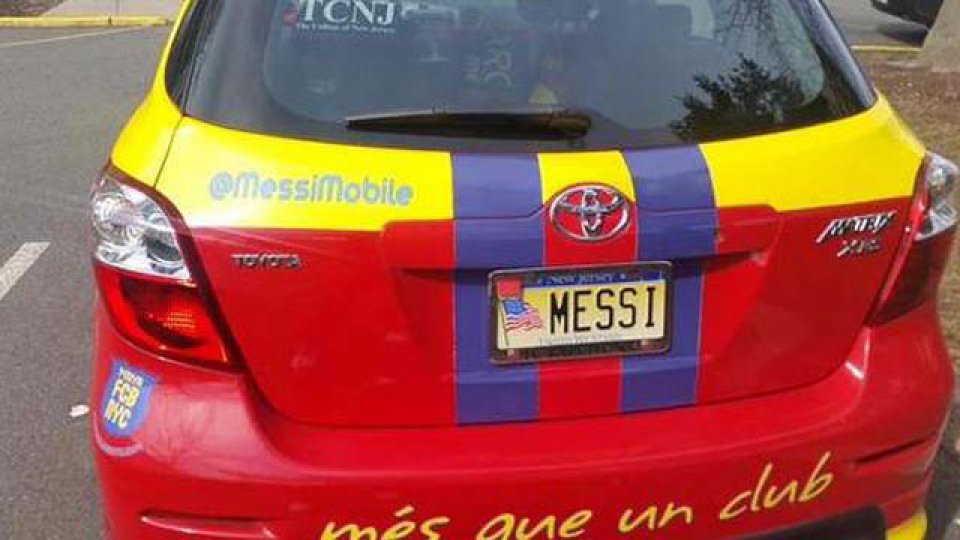 El auto en homenaje a la Pulga en las calles de New Jersey.