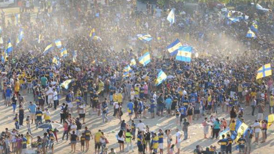 Una multitud de hinchas se reunieron en las inmediaciones de la Bombonera.
