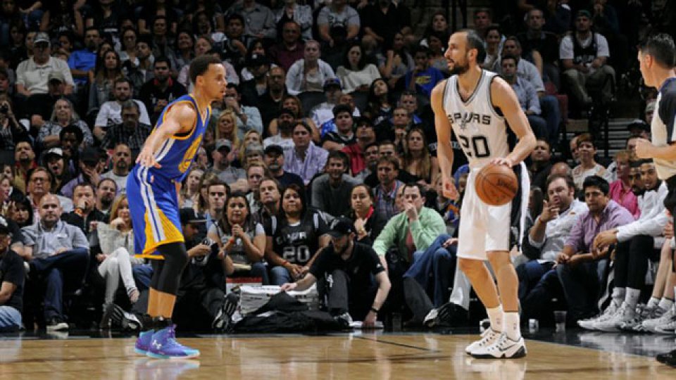 Manu, ante la marca de Stephen Curry.