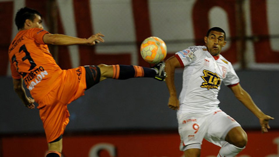 Huracán y Universitario igualaron 1 a 1 en Parque Patricios.