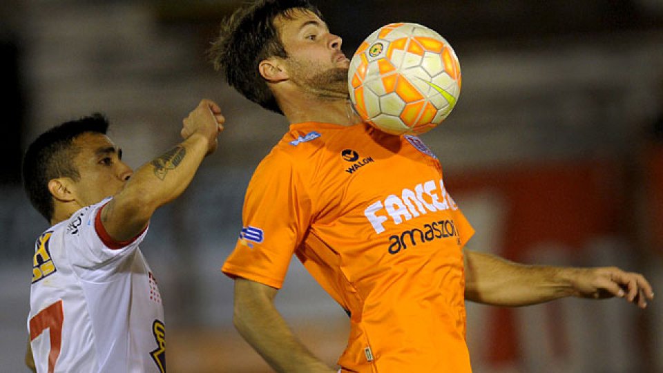 Huracán y Universitario igualaron 1 a 1 en Parque Patricios.