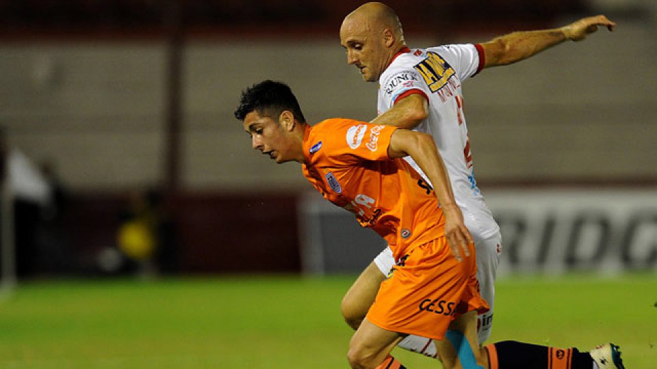 Huracán y Universitario igualaron 1 a 1 en Parque Patricios.