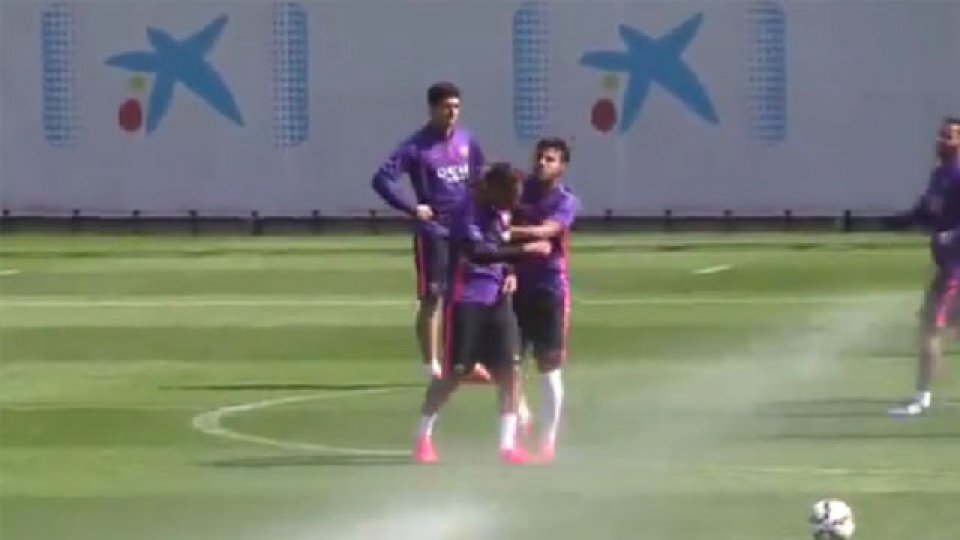 Neymar y Rafinha a los empujones en el entrenamiento del Barcelona Neymar y Rafinha a los empujones en el entrenamiento del Barcelona