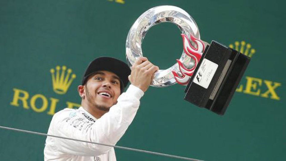 Lewis Hamilton celebra su triunfo en China.