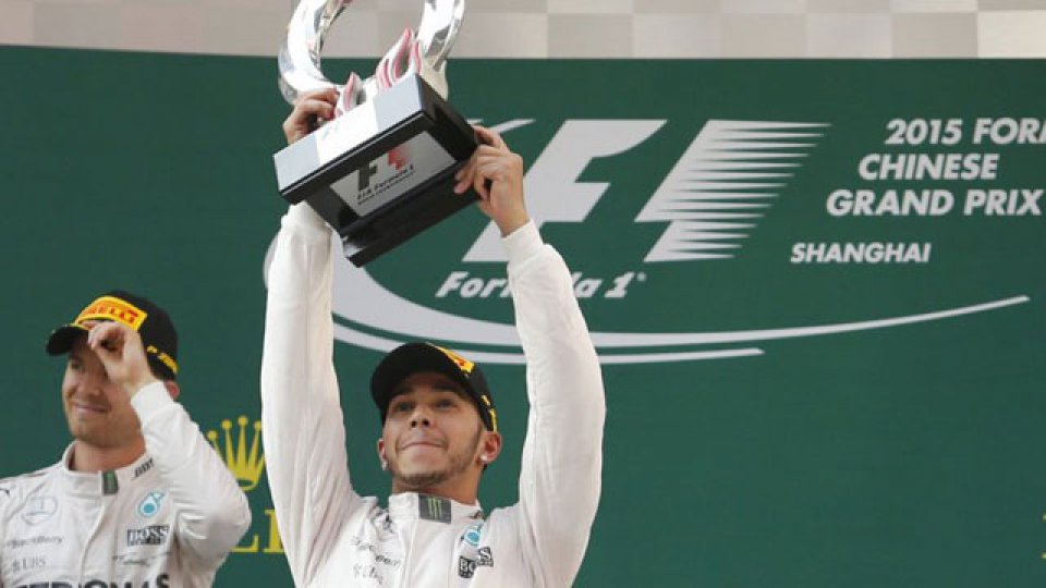 Lewis Hamilton celebra su triunfo en China.