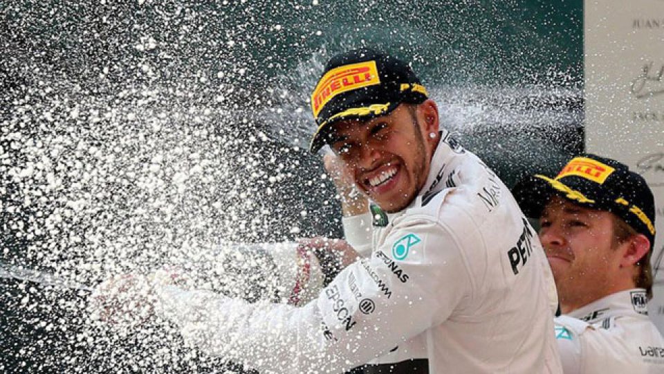 Lewis Hamilton celebra su triunfo en China.