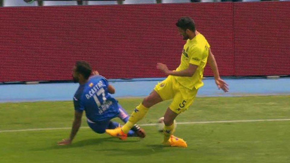 A Musacchio se le dobló el tobillo en el césped.