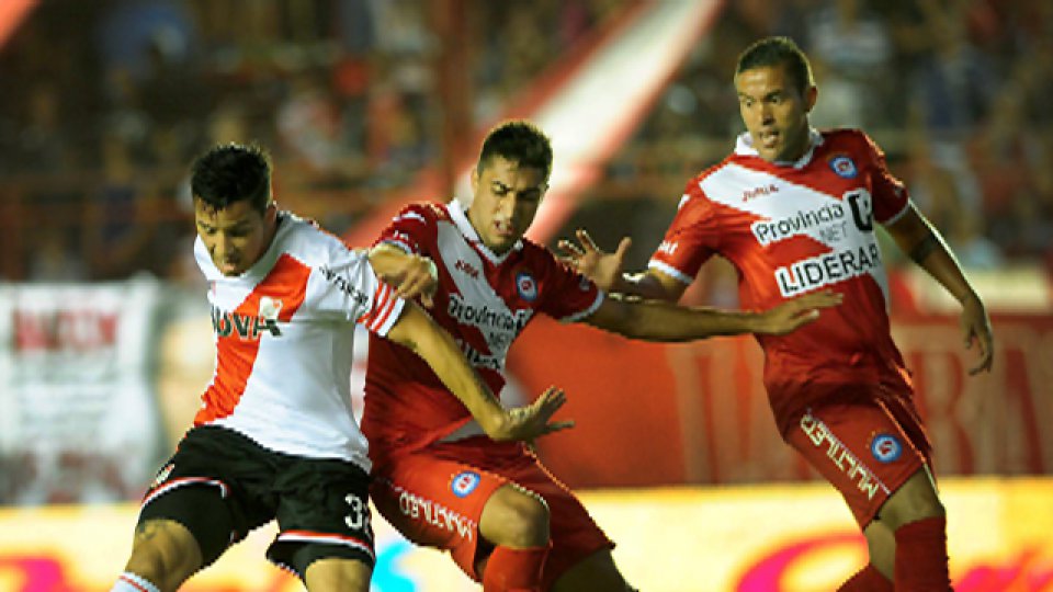 Intenso partido en el Diego Armando Maradona.