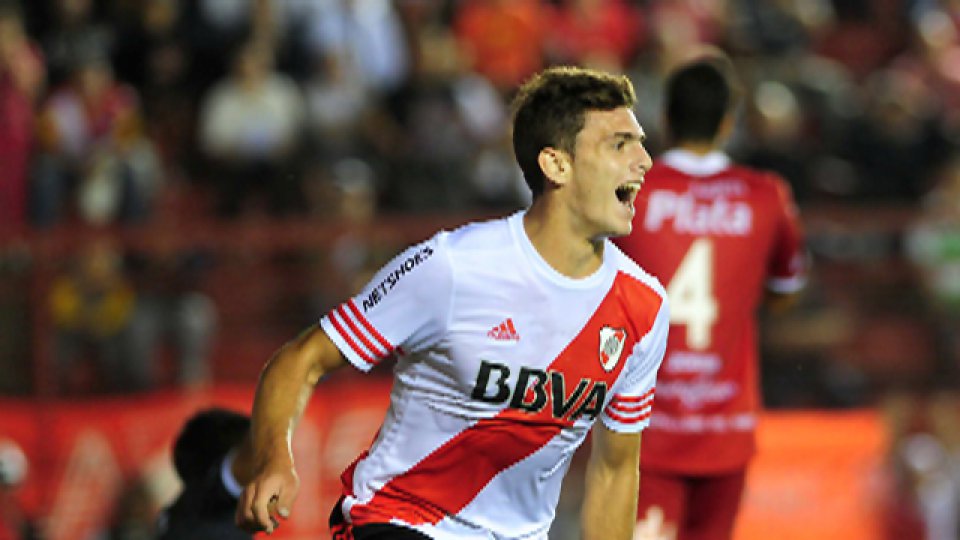El delantero de River festejando su tanto.