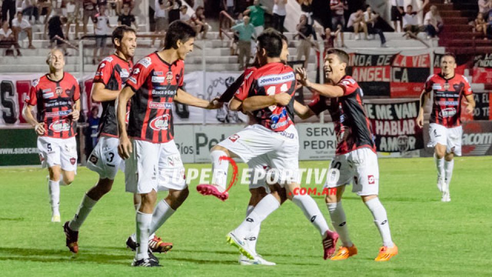 Con una ráfaga de goles el Rojinegro venció al connjunto santiagueño.