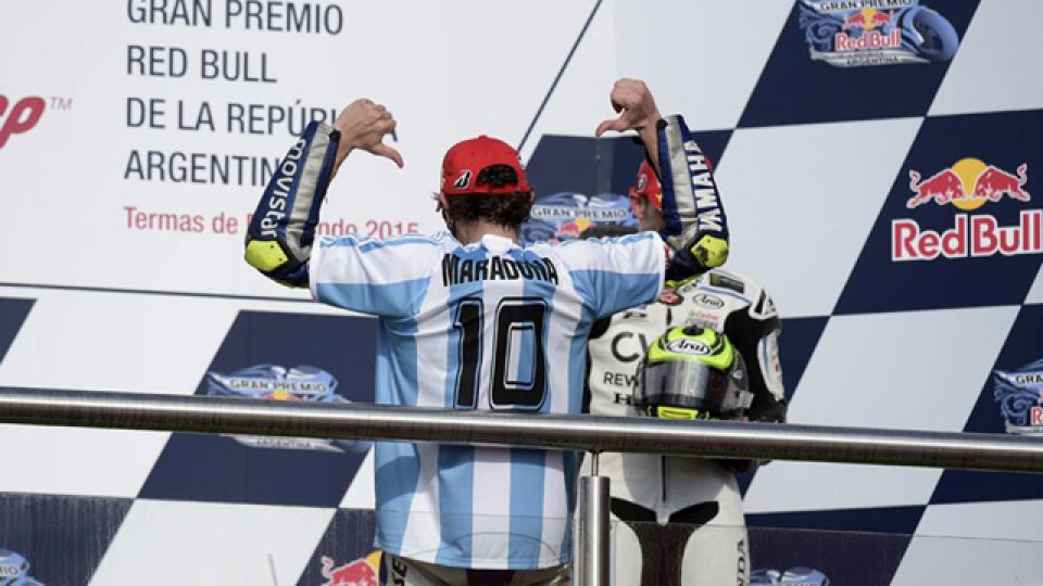 Valentino Rossi le gan&oacute; a Marquez y se impuso en el MotoGP.
