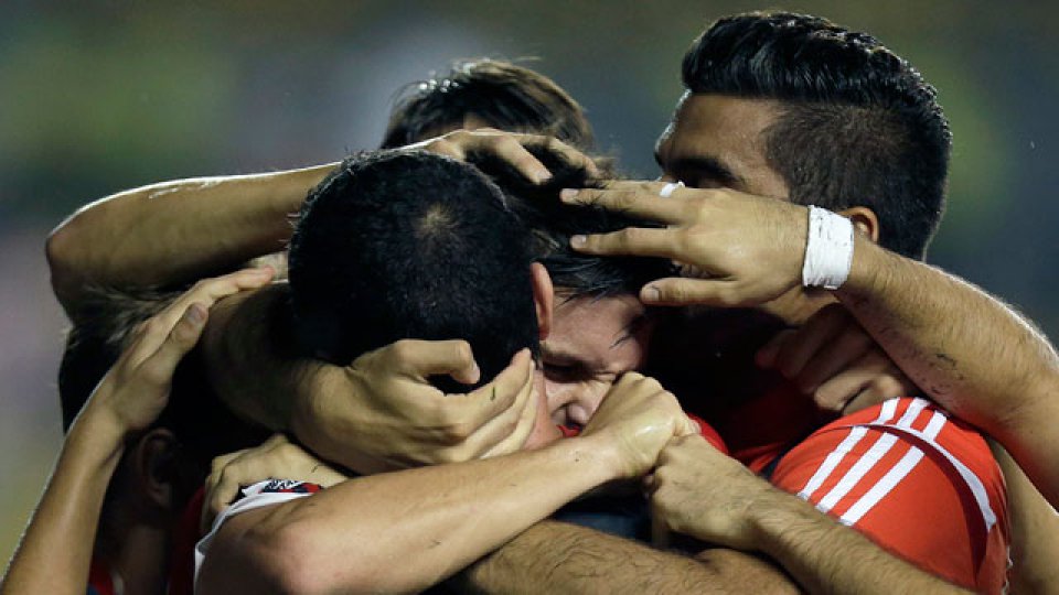 Estudiantes gan&oacute; y se meti&oacute; en octavos.